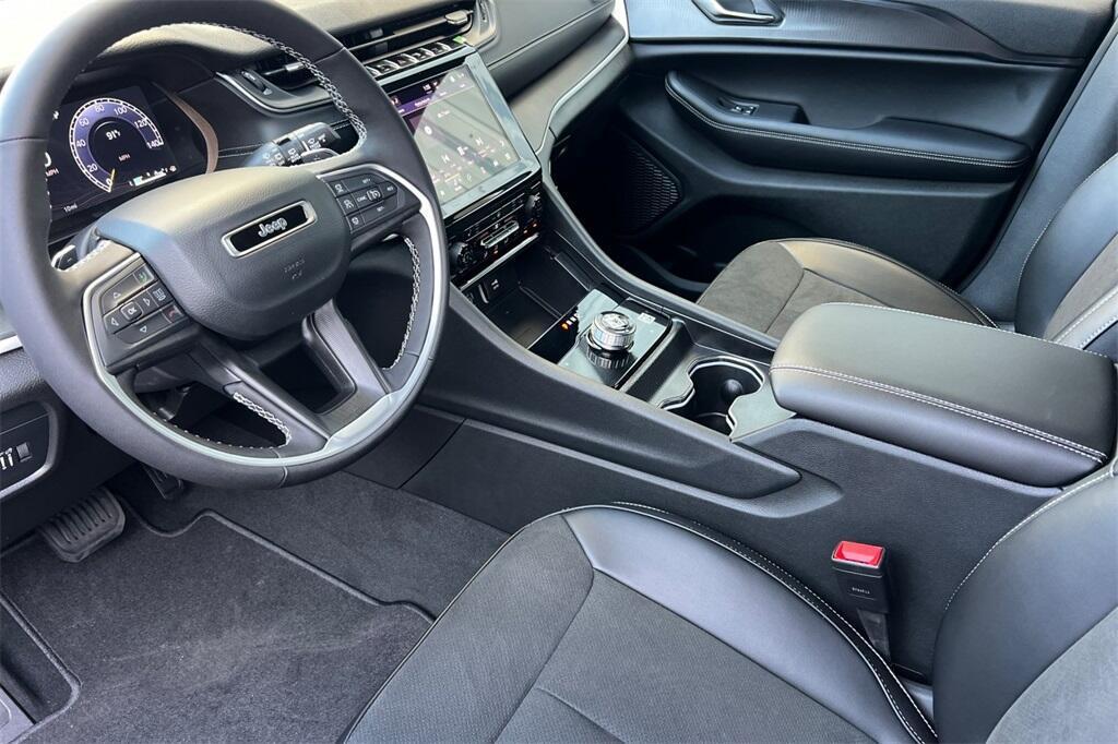 new 2025 Jeep Grand Cherokee car, priced at $38,235