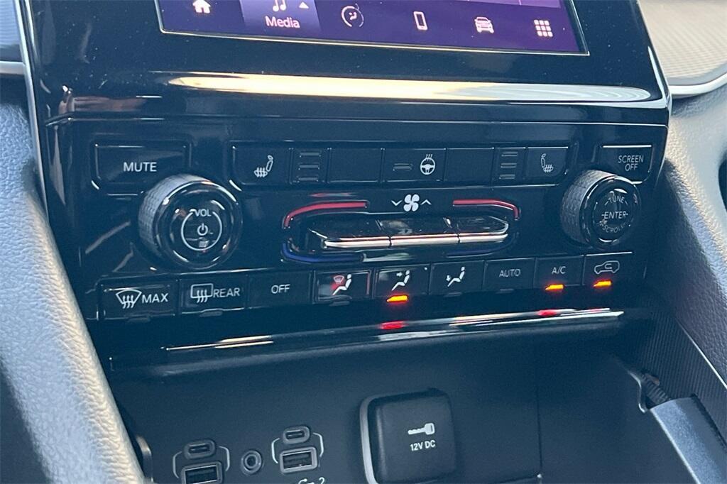 new 2025 Jeep Grand Cherokee car, priced at $38,235