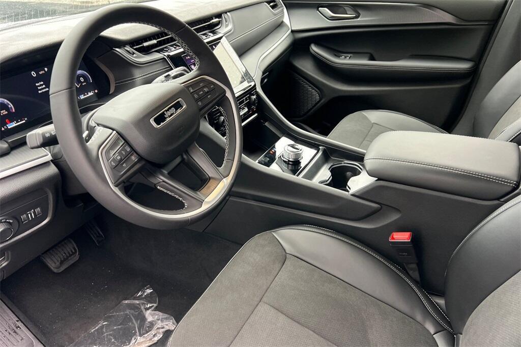 new 2025 Jeep Grand Cherokee car, priced at $38,235