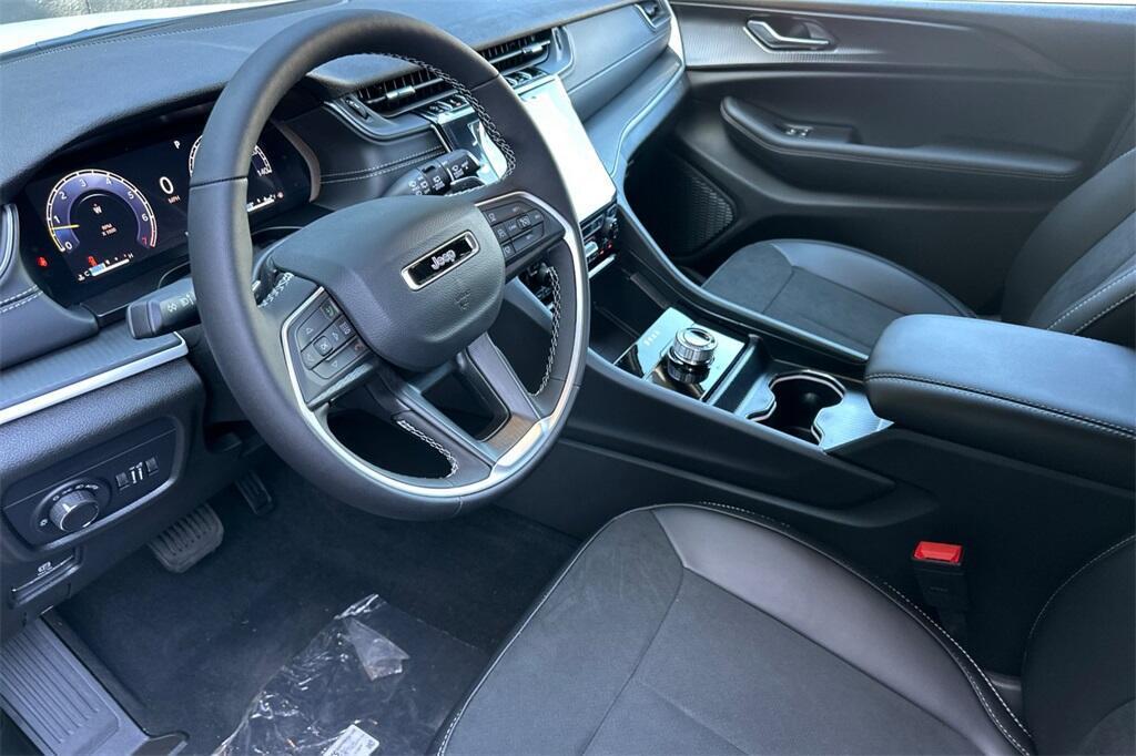 new 2025 Jeep Grand Cherokee car, priced at $39,196