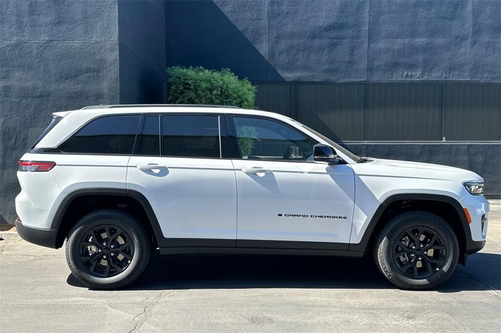 new 2025 Jeep Grand Cherokee car, priced at $39,196