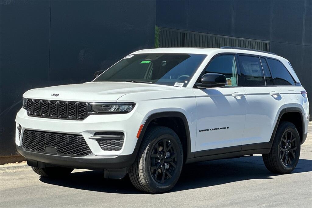new 2025 Jeep Grand Cherokee car, priced at $39,196
