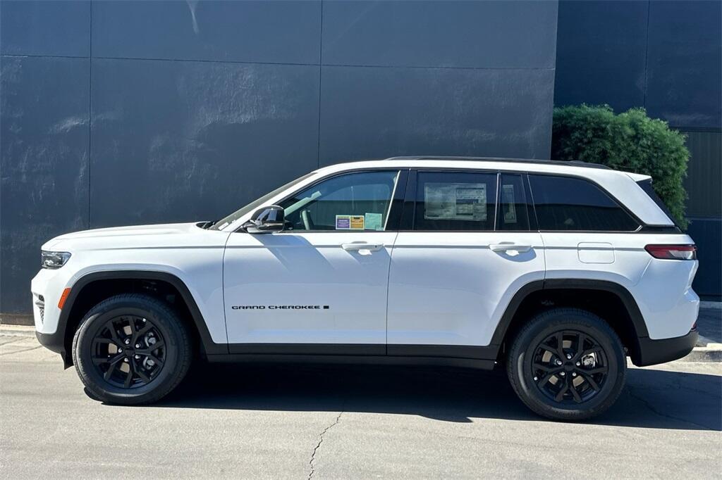 new 2025 Jeep Grand Cherokee car, priced at $39,196