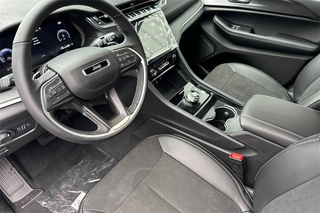 new 2025 Jeep Grand Cherokee car, priced at $40,975