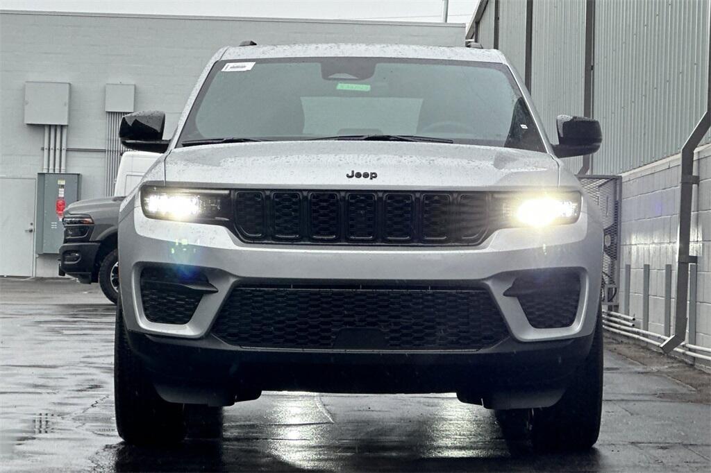 new 2025 Jeep Grand Cherokee car, priced at $40,975