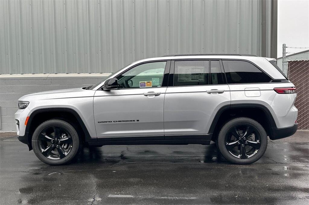 new 2025 Jeep Grand Cherokee car, priced at $40,975
