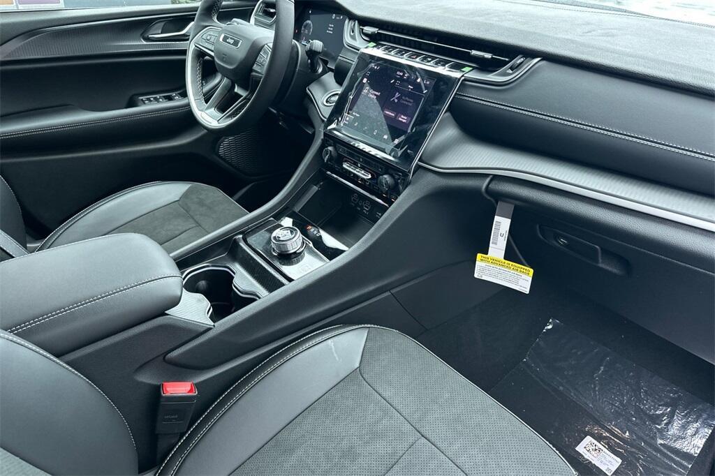 new 2025 Jeep Grand Cherokee car, priced at $40,975