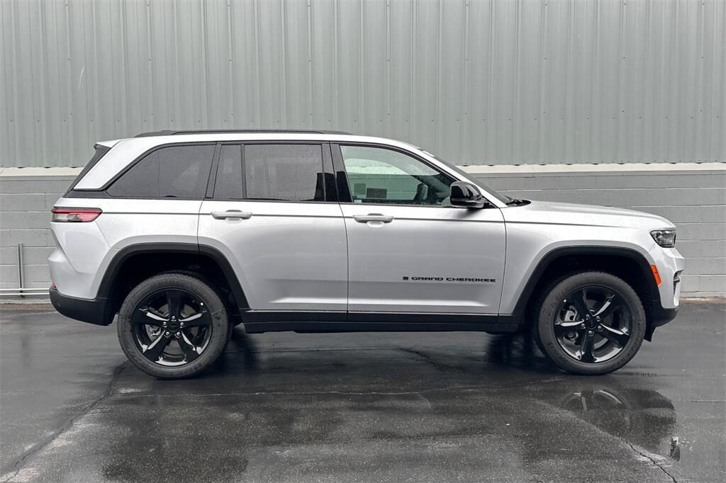 new 2025 Jeep Grand Cherokee car, priced at $40,975