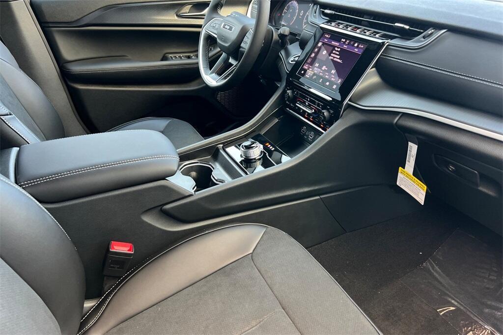 new 2025 Jeep Grand Cherokee car, priced at $39,530