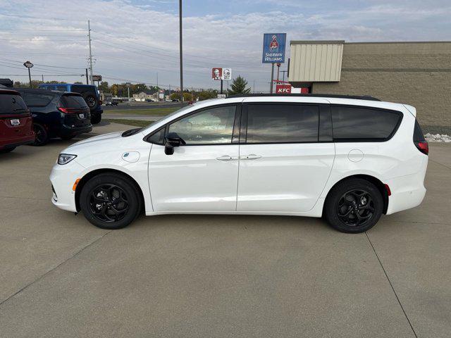 new 2024 Chrysler Pacifica Hybrid car, priced at $59,242