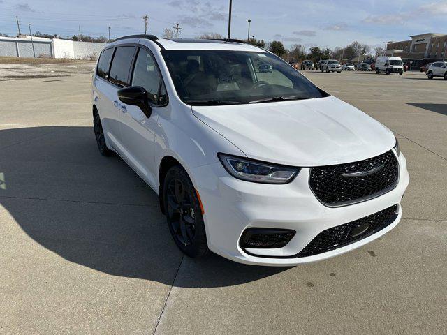 new 2025 Chrysler Pacifica car, priced at $49,760