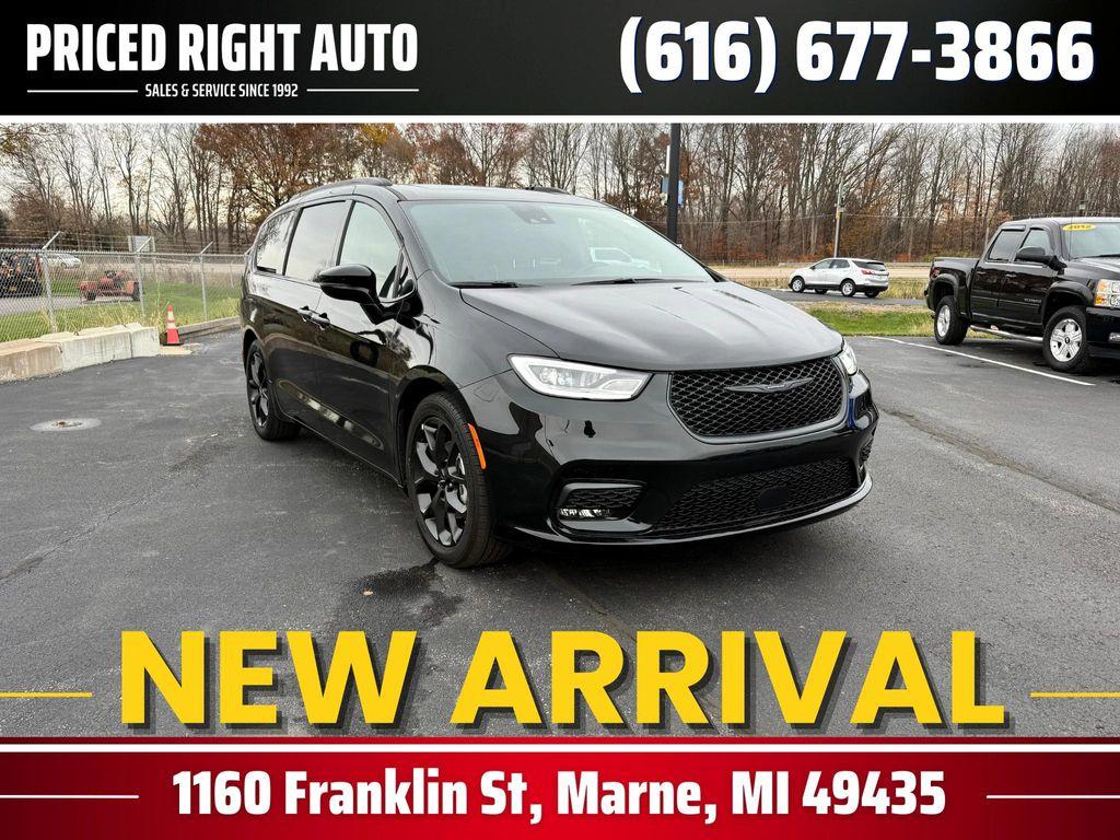 used 2025 Chrysler Pacifica car