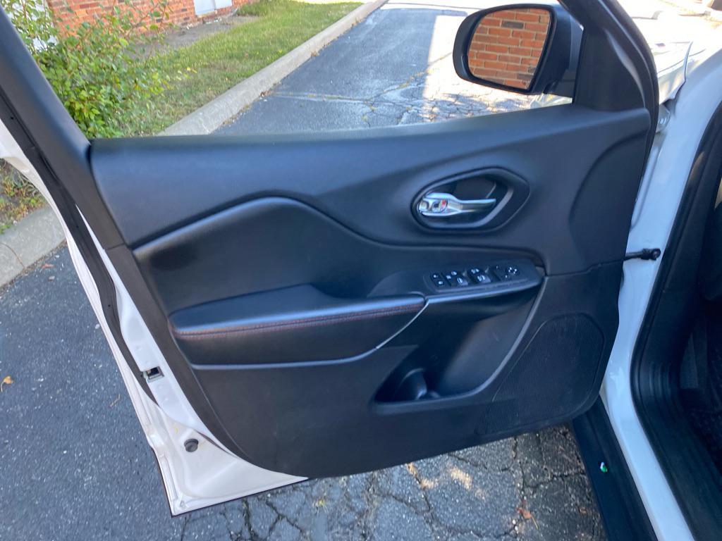 used 2019 Jeep Cherokee car, priced at $16,495