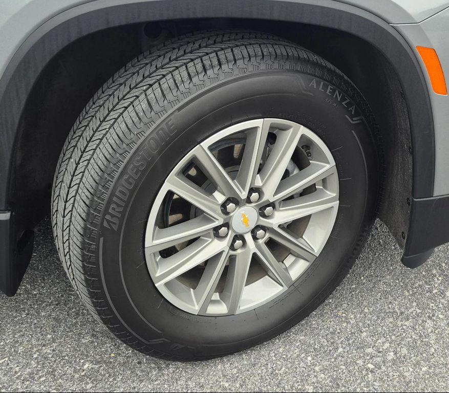 used 2023 Chevrolet Traverse car, priced at $32,992