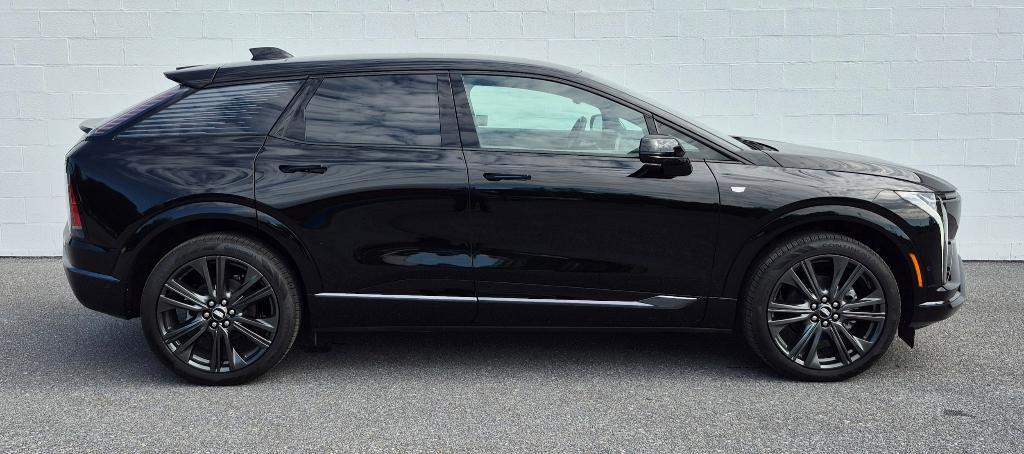 new 2025 Cadillac OPTIQ car, priced at $59,385