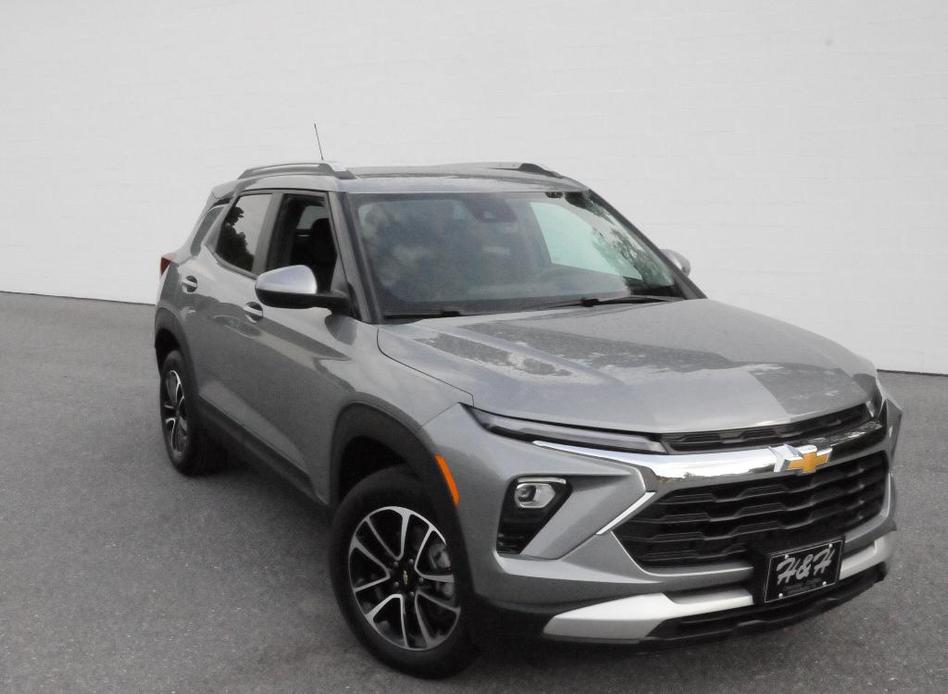 new 2025 Chevrolet TrailBlazer car, priced at $28,125