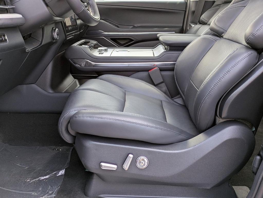 new 2025 Lincoln Navigator car, priced at $102,375