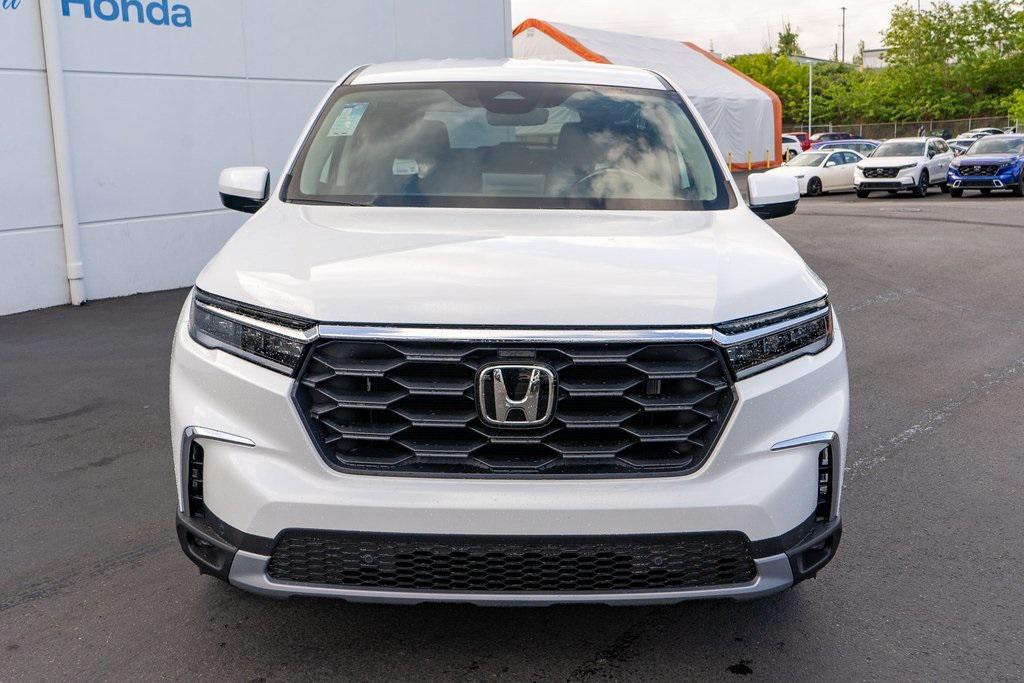 new 2025 Honda Pilot car, priced at $47,550