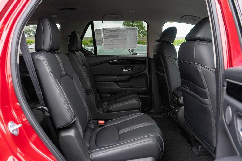 new 2025 Honda Pilot car, priced at $46,800