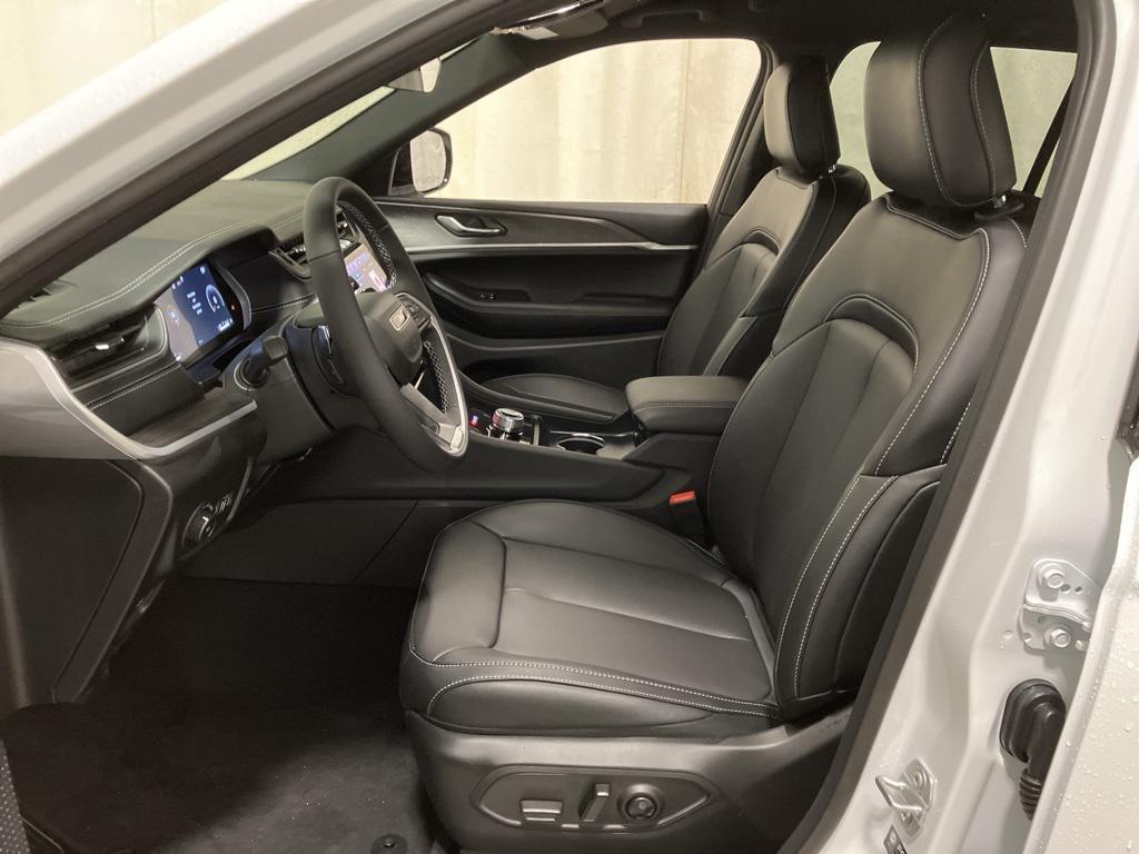 new 2025 Jeep Grand Cherokee car, priced at $42,608