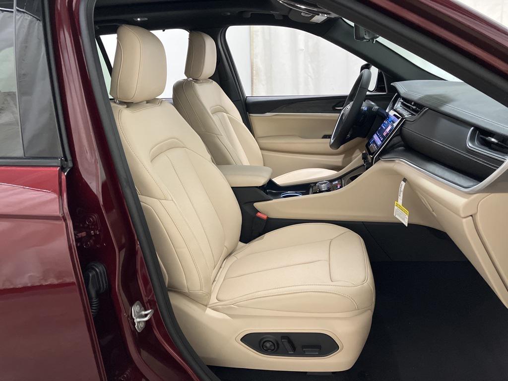 new 2025 Jeep Grand Cherokee car, priced at $50,230
