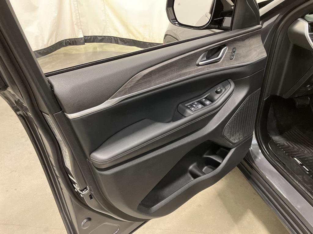 used 2024 Jeep Grand Cherokee car, priced at $37,431