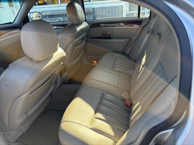 used 2004 Lincoln Town Car car, priced at $5,999