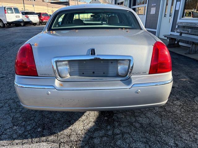 used 2004 Lincoln Town Car car, priced at $5,999