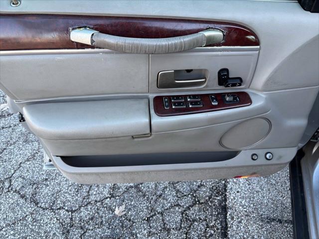 used 2004 Lincoln Town Car car, priced at $5,999