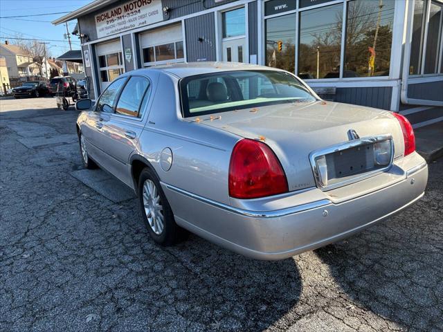 used 2004 Lincoln Town Car car, priced at $5,999