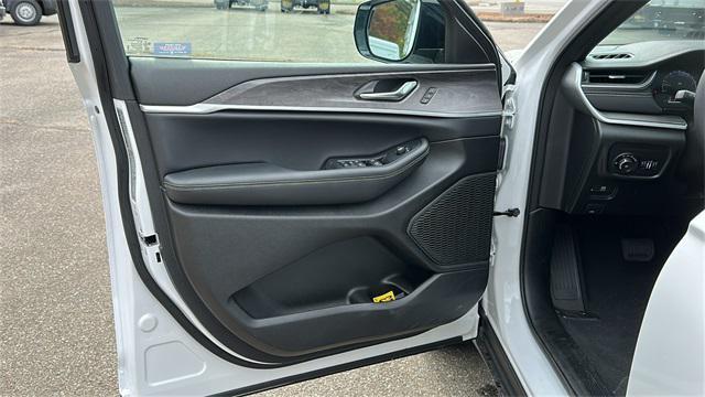 new 2025 Jeep Grand Cherokee car, priced at $49,890