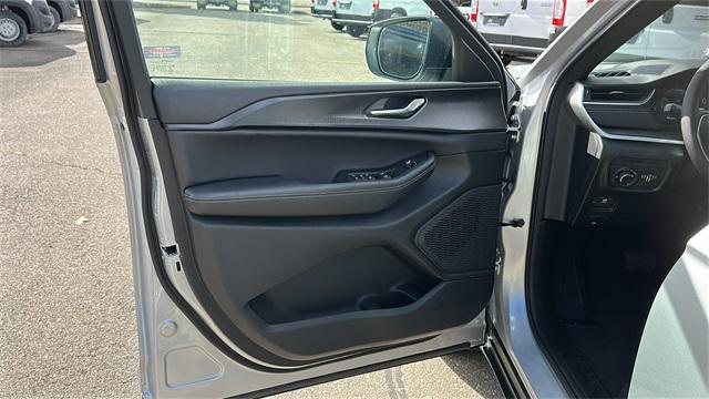 new 2025 Jeep Grand Cherokee car, priced at $41,920