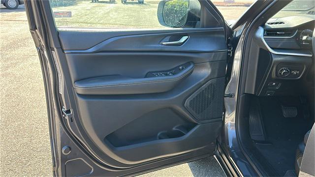 new 2025 Jeep Grand Cherokee car, priced at $41,920