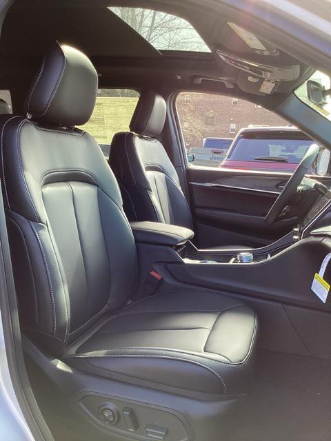 new 2025 Jeep Grand Cherokee car, priced at $45,056