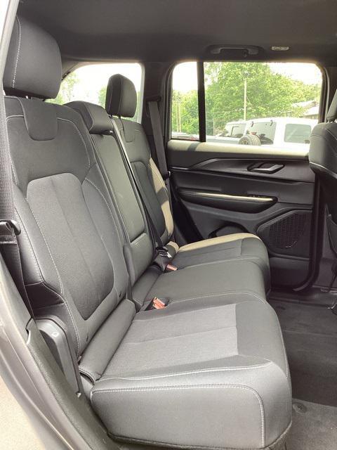 new 2025 Jeep Grand Cherokee car, priced at $37,500