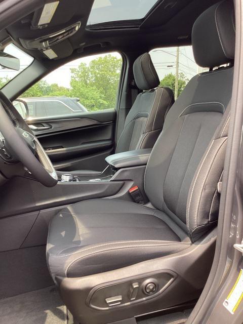 new 2025 Jeep Grand Cherokee car, priced at $37,500