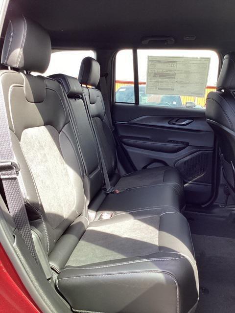 new 2025 Jeep Grand Cherokee car, priced at $37,915