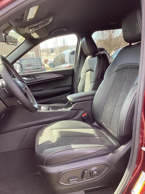 new 2025 Jeep Grand Cherokee car, priced at $37,915
