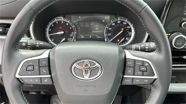 used 2022 Toyota Highlander car, priced at $36,932