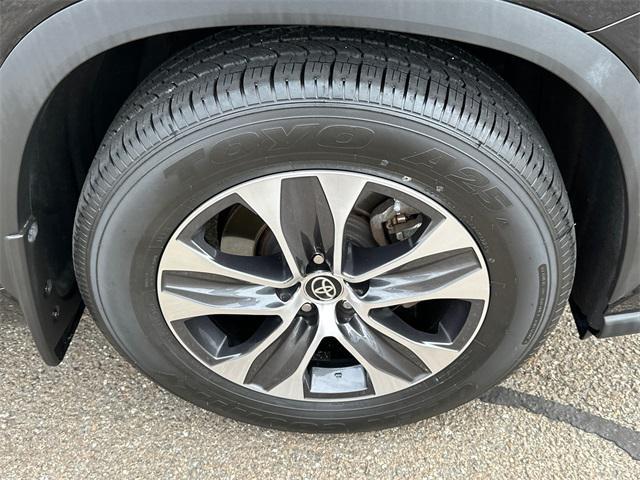 used 2022 Toyota Highlander car, priced at $36,932