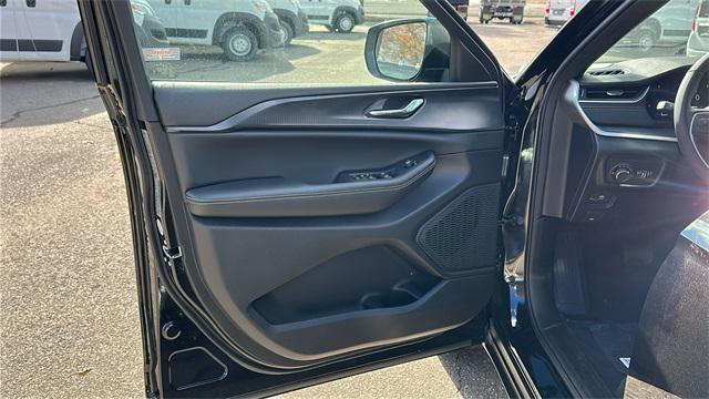 new 2025 Jeep Grand Cherokee car, priced at $41,920