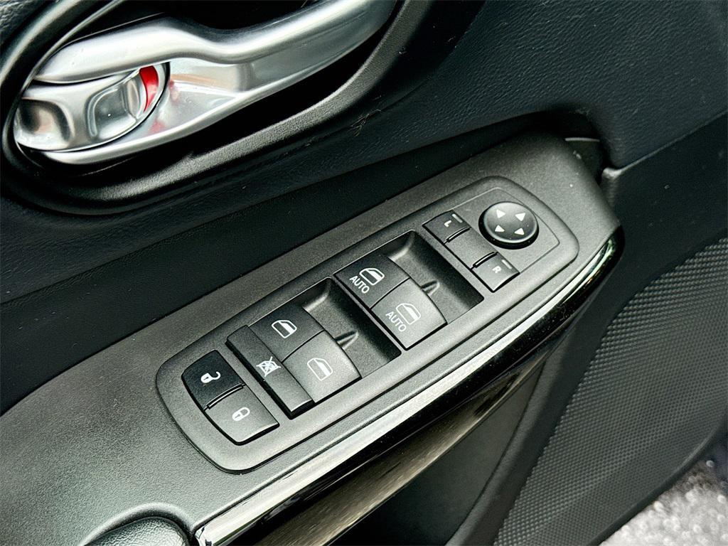 used 2023 Jeep Cherokee car, priced at $22,979