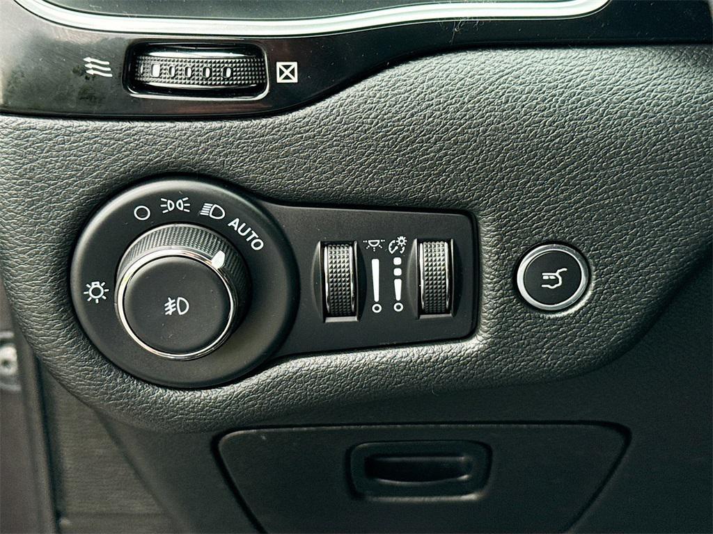 used 2023 Jeep Cherokee car, priced at $22,979