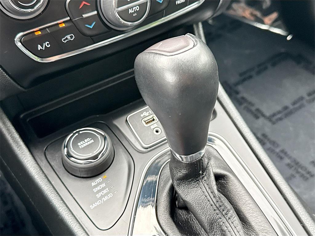 used 2023 Jeep Cherokee car, priced at $22,979