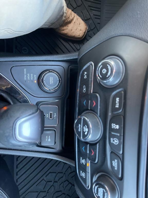 used 2019 Jeep Cherokee car