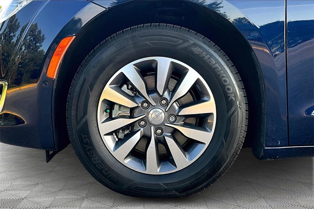 used 2020 Chrysler Pacifica Hybrid car, priced at $29,640
