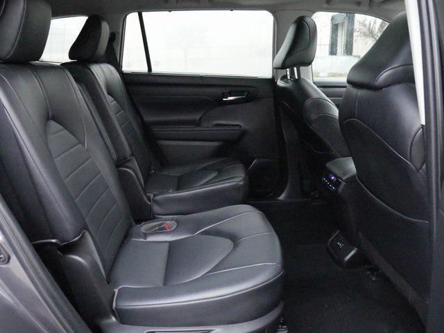 used 2022 Toyota Highlander car, priced at $31,500