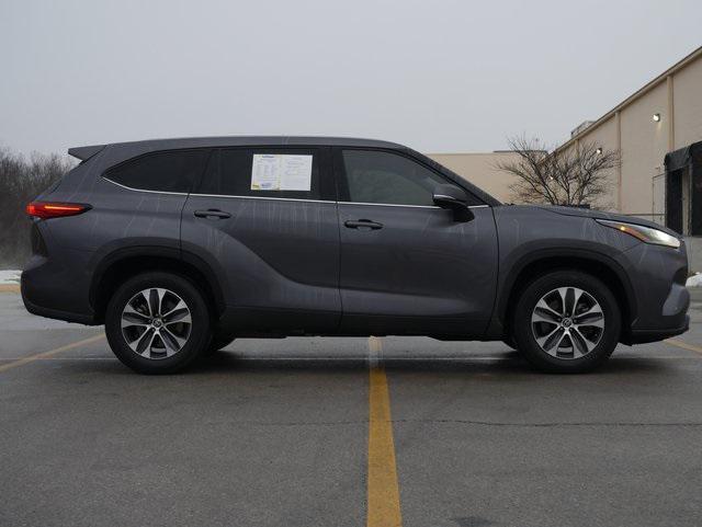 used 2022 Toyota Highlander car, priced at $31,500