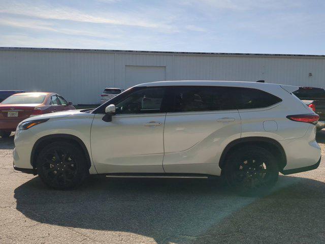 used 2022 Toyota Highlander car, priced at $31,250