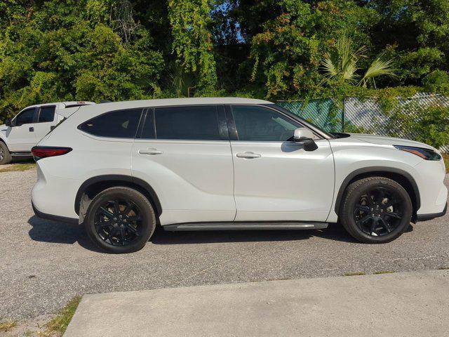 used 2022 Toyota Highlander car, priced at $31,250